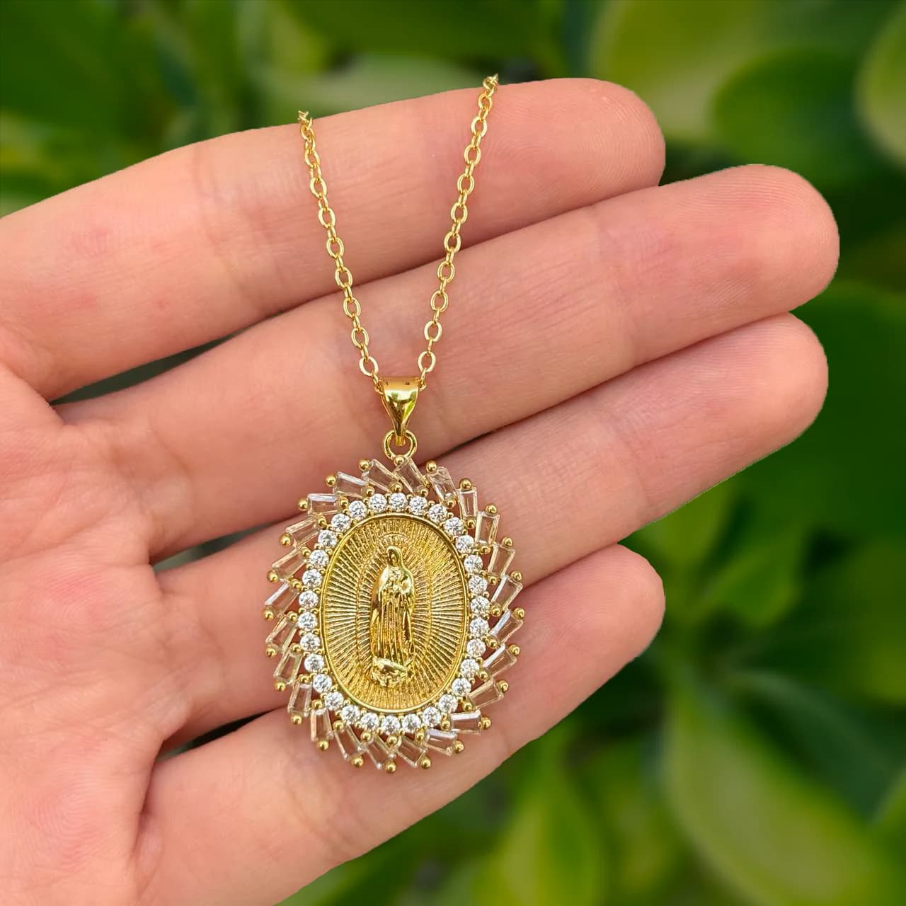 Collar de la virgen de Oro