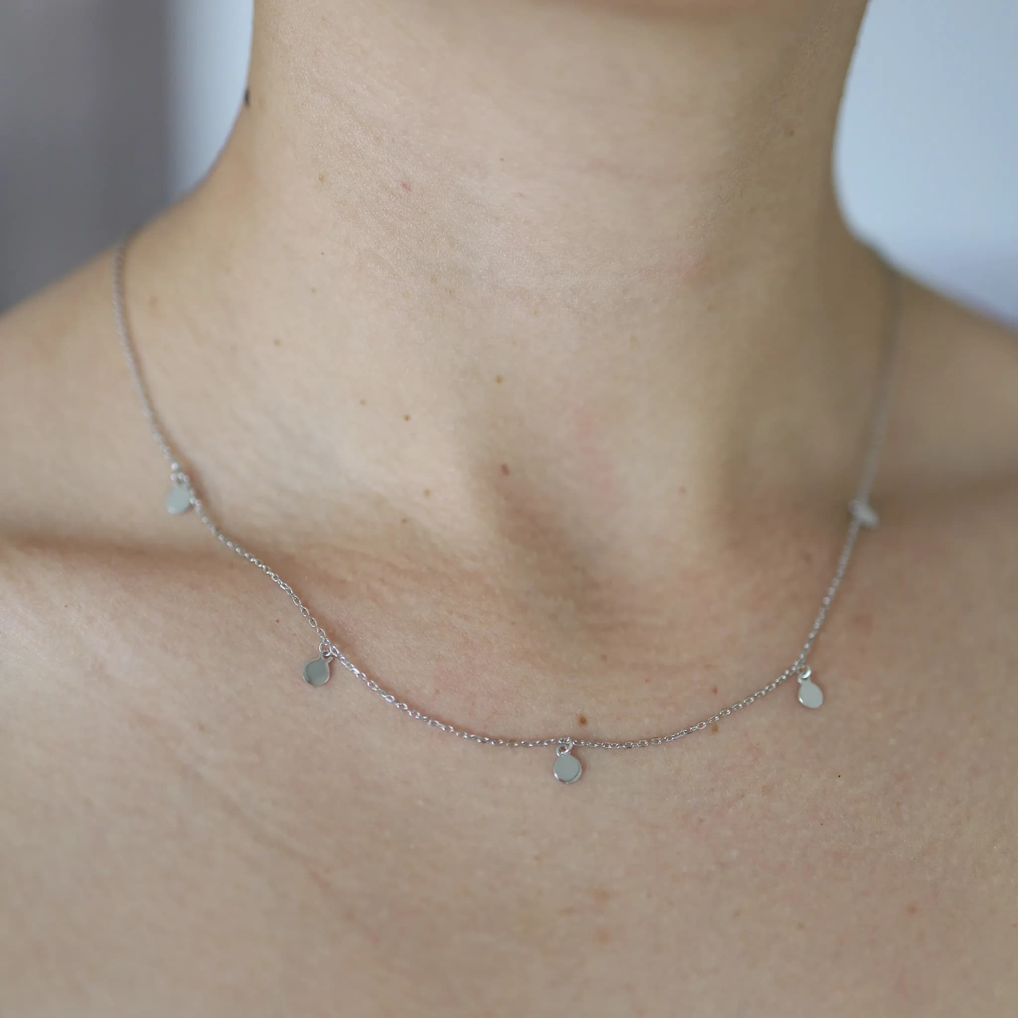 Collar discreto